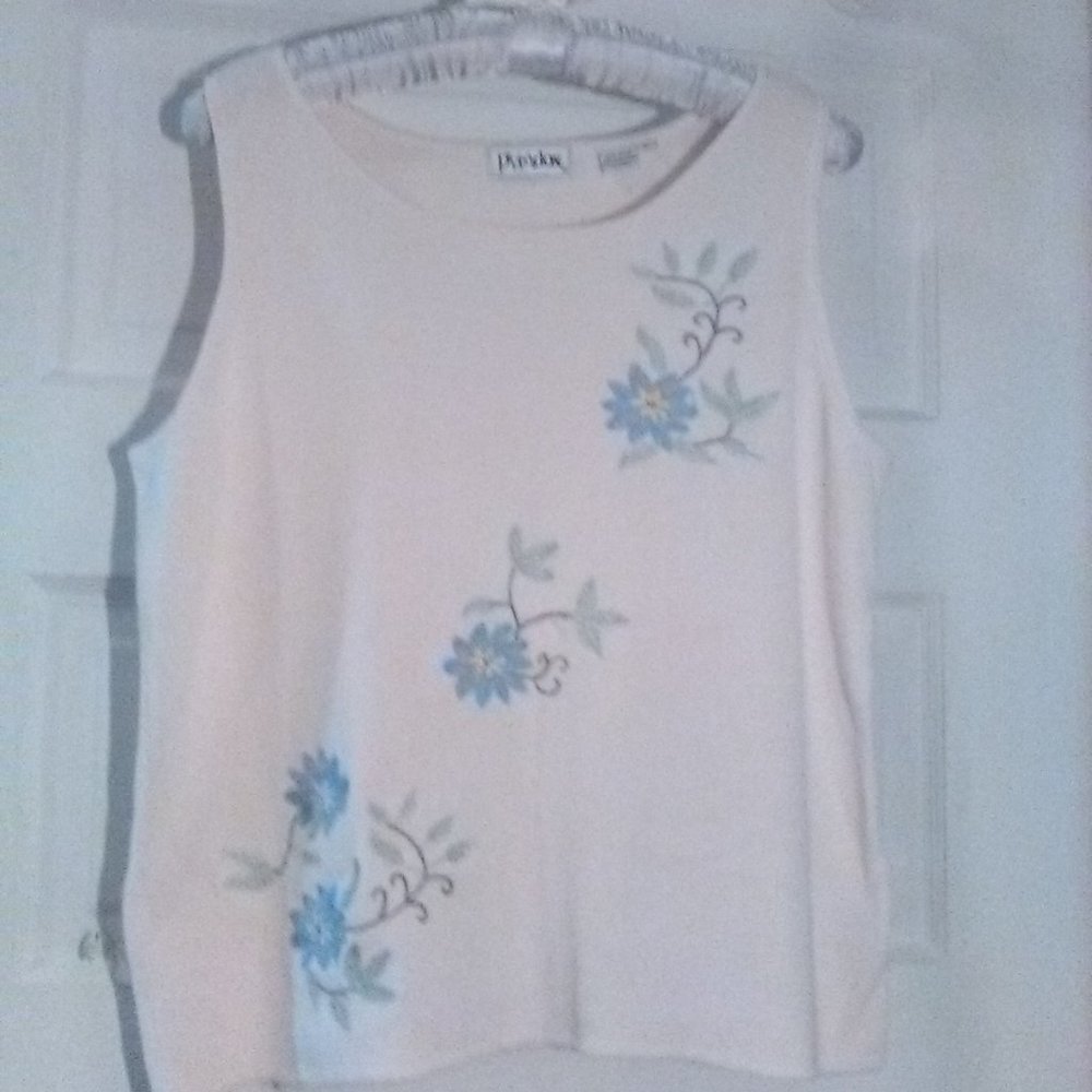 Vtg Paradox Cream w/ Floral Embroidery Shell
